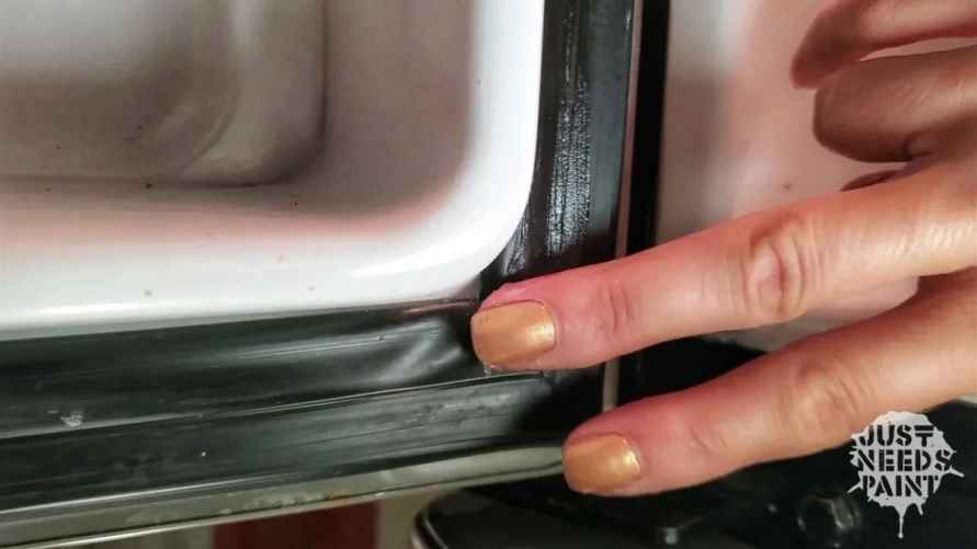 Уборщики посоветовали наносить вазелин на дверцу холодильника