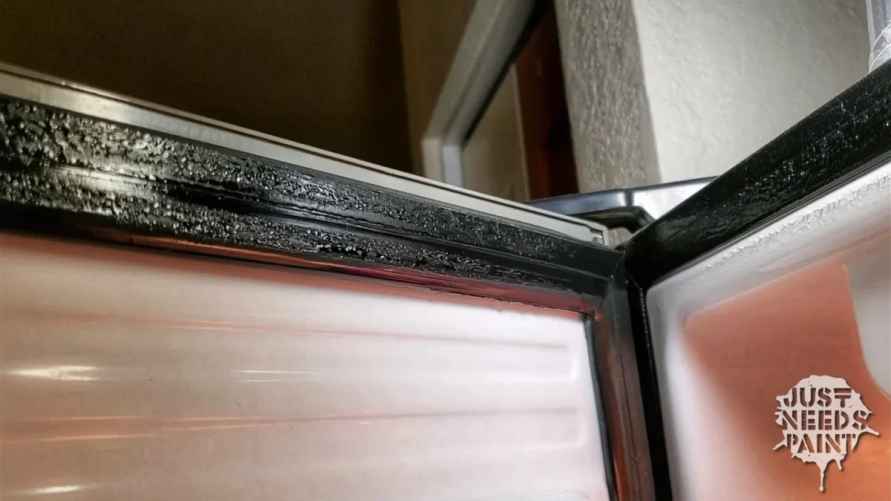 Уборщики посоветовали наносить вазелин на дверцу холодильника