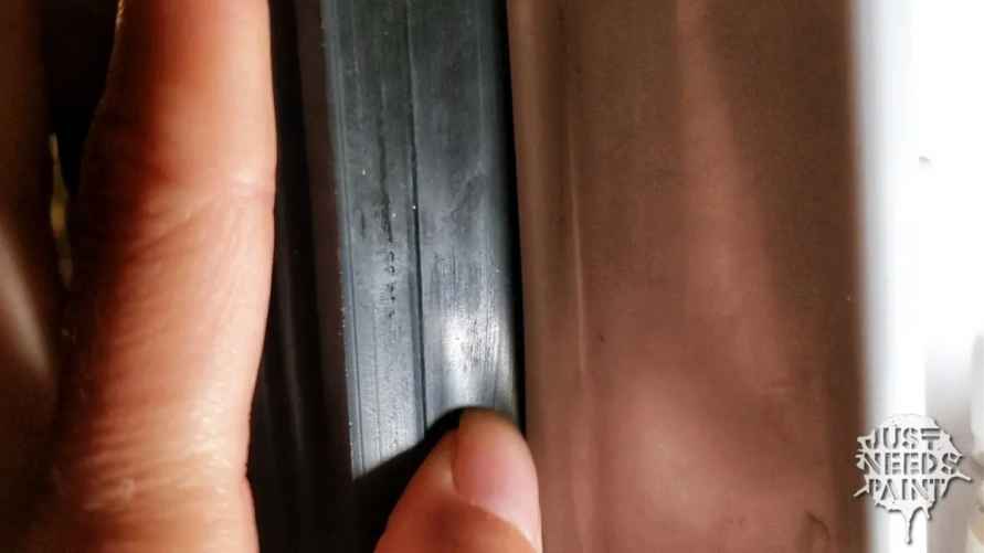 Уборщики посоветовали наносить вазелин на дверцу холодильника