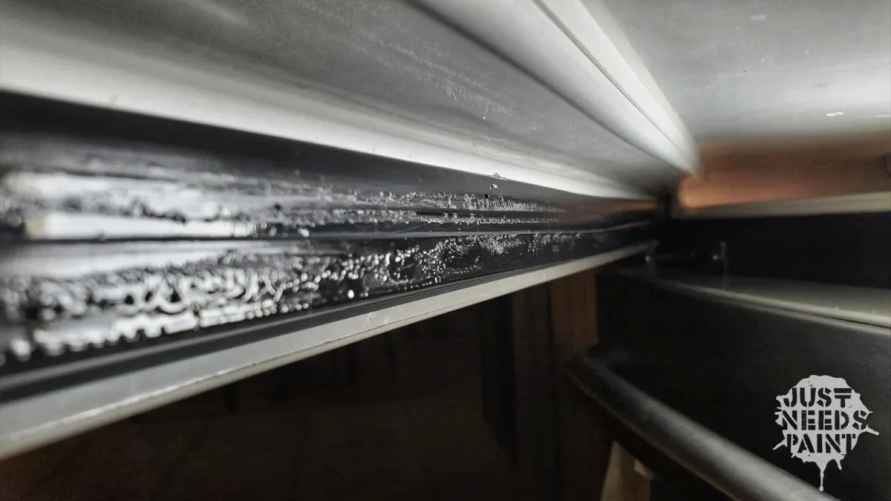 Уборщики посоветовали наносить вазелин на дверцу холодильника