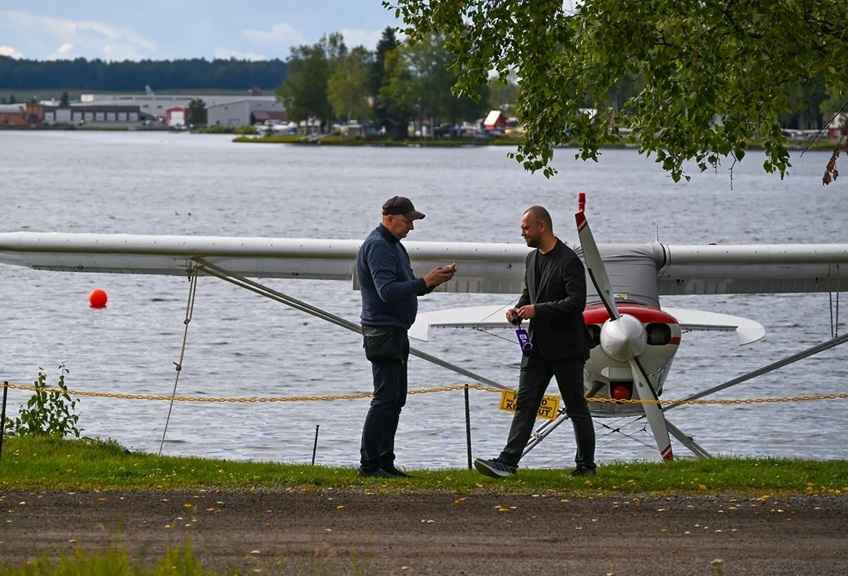 Российских журналистов на Аляске поселили на раскладушках на стадионе