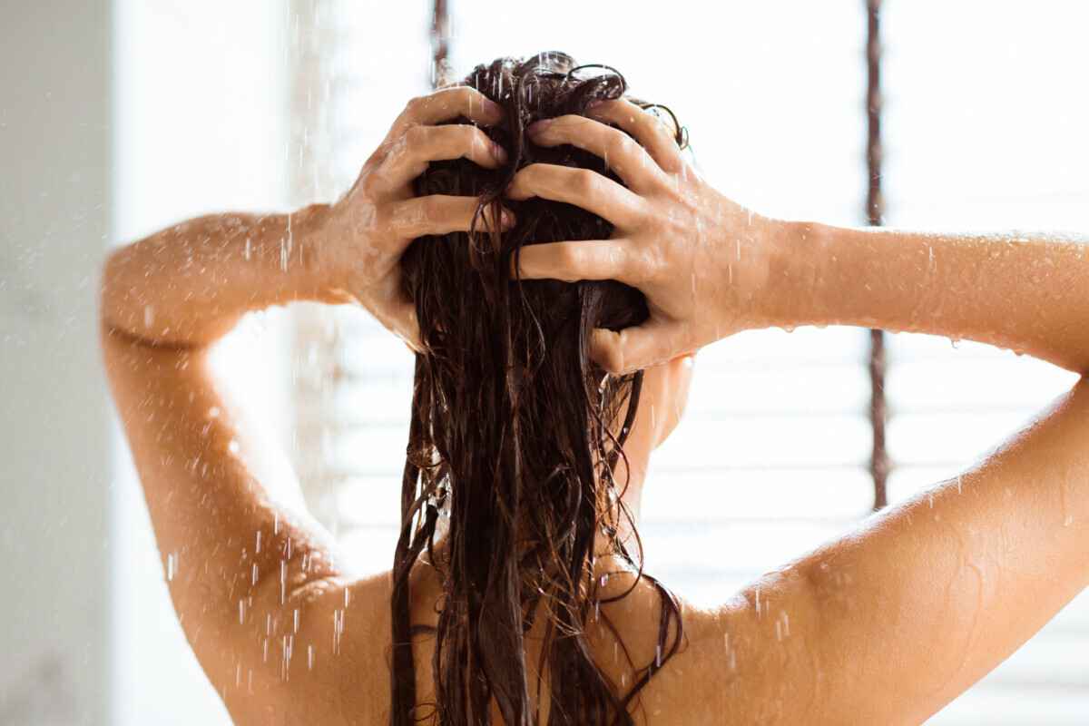 Стоит ли мыть волосы холодной водой? Трихолог объяснил, не станет ли голове хуже