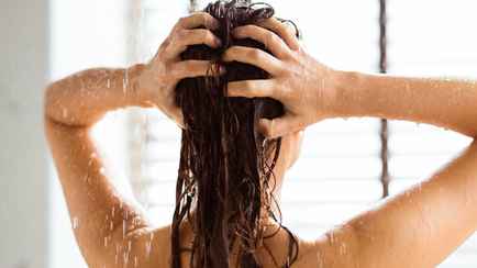 Стоит ли мыть волосы холодной водой? Трихолог объяснил, не станет ли голове хуже