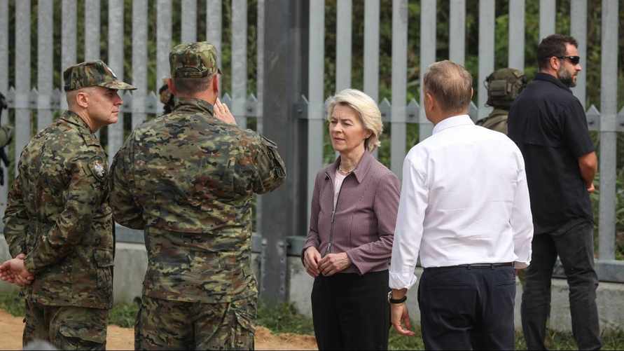 Премьер Польши Туск показал фон дер Ляйен границу с Беларусью