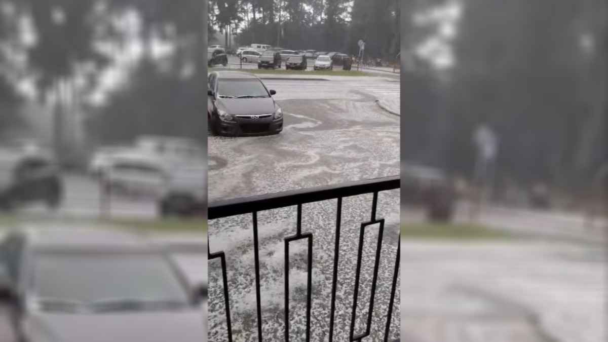 В Слониме град плотно усыпал всю дорогу