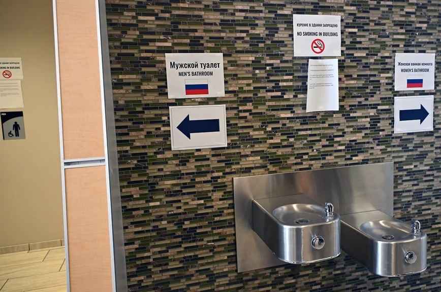 Российских журналистов на Аляске поселили на раскладушках на стадионе