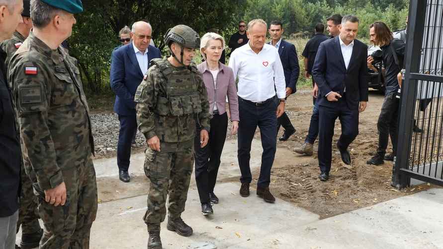 Премьер Польши Туск показал фон дер Ляйен границу с Беларусью