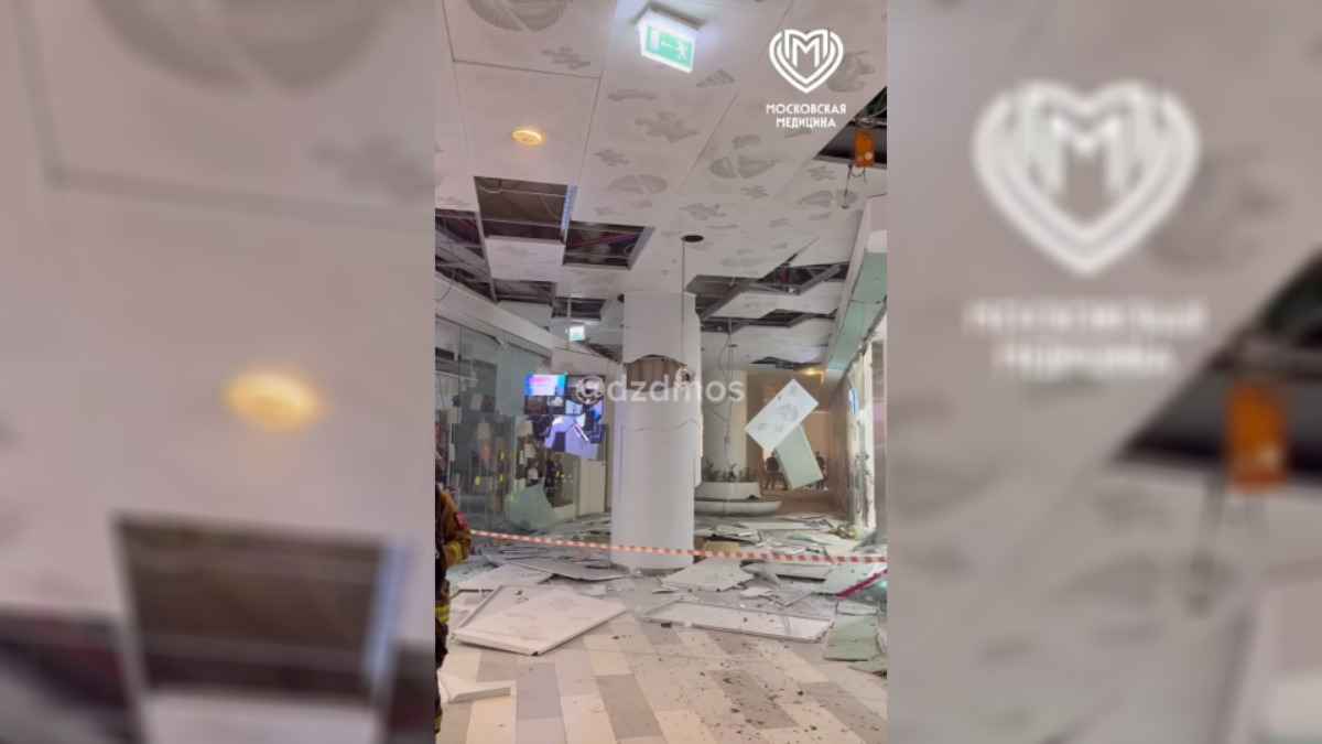 Медики показали кадры с места взрыва в центральном детском магазине Москвы - есть погибший