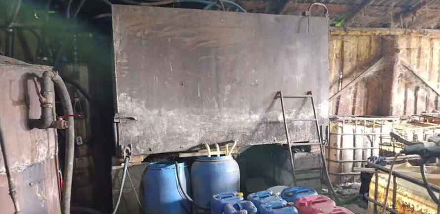 ОБЭП с ОМОНом задержали владельцев нелегального самогонного завода под Молодечно