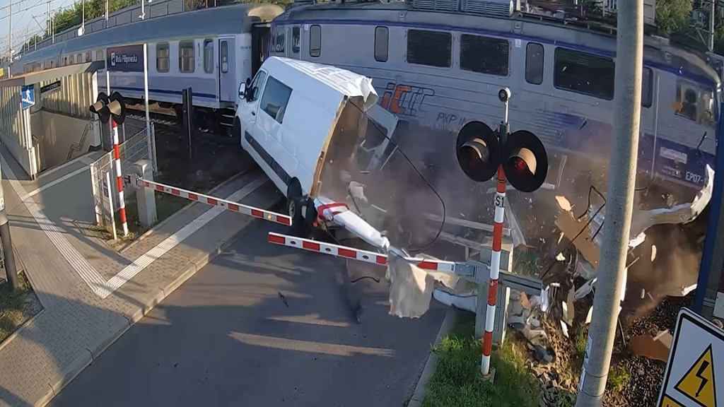 Поляк на бусе оказался в ловушке на ж/д переезде. Чудом не пострадал