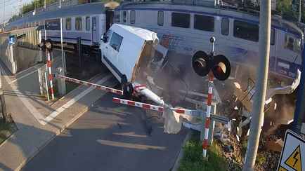 Поляк на бусе оказался в ловушке на ж/д переезде. Чудом не пострадал