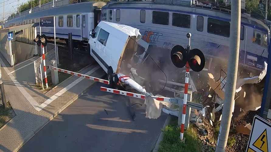 Поляк на бусе оказался в ловушке на ж/д переезде. Чудом не пострадал