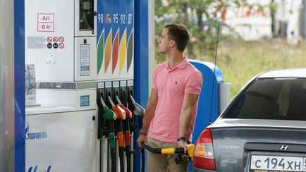 В России начался дефицит бензина. На АЗС – очереди, цены уже подскочили на 5,7%. Чего ждать дальше?