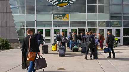 Российских журналистов на Аляске поселили на раскладушках на стадионе