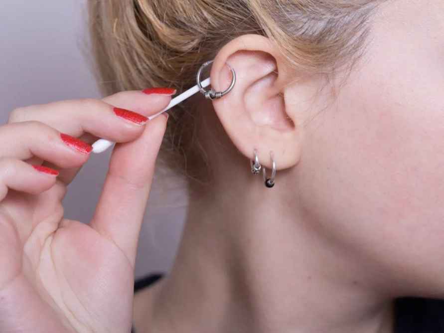 Врач рассказал, как сон с серьгами в ушах может преждевременно состарить вас