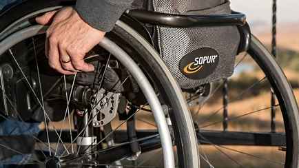 СК обвинил минчанина в рабстве двух пенсионеров — «Усаживал в инвалидные коляски и заставлял попрошайничать»