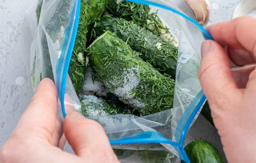 Как быстро засолить огурцы в пакете? Есть можно уже на следующий день