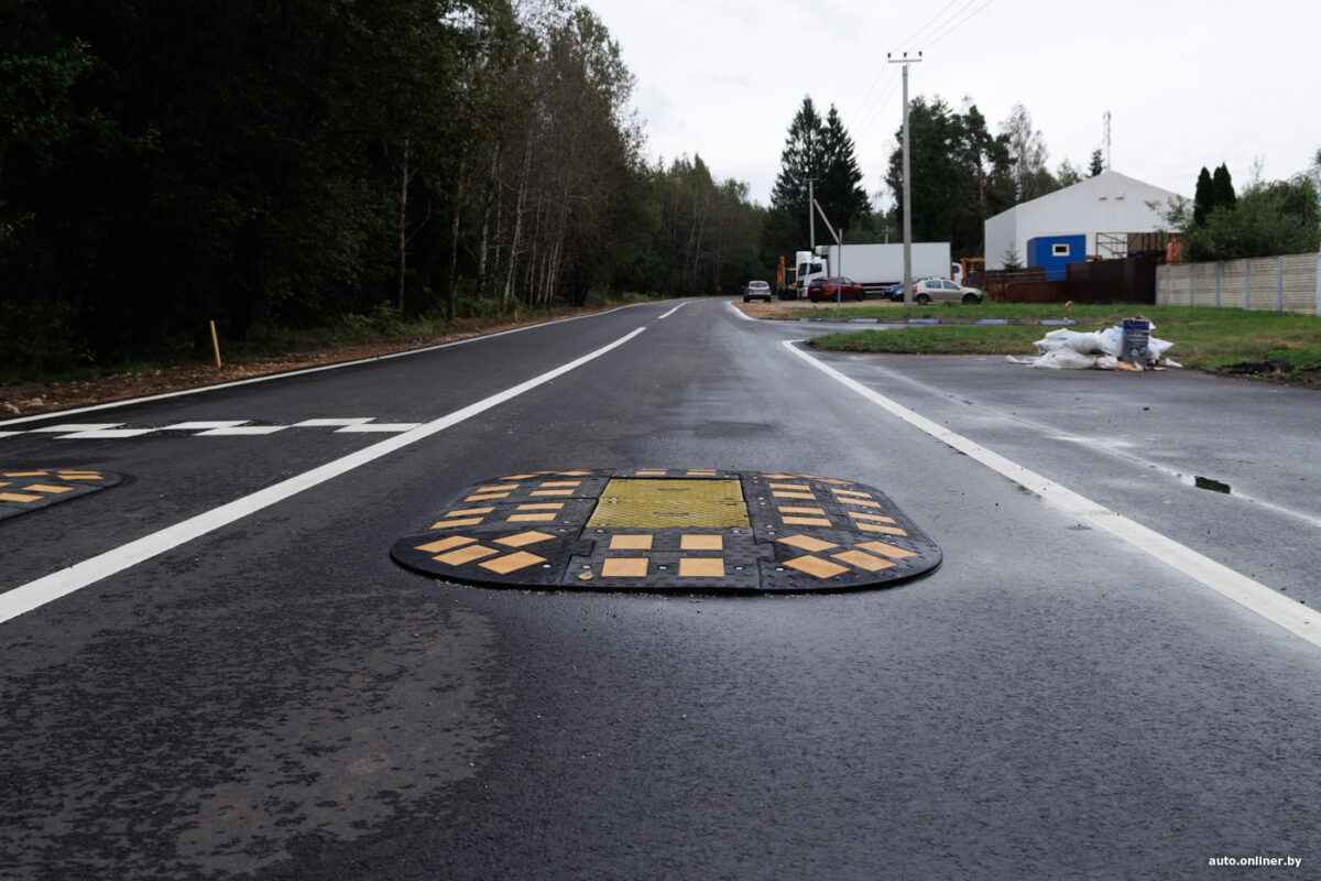 На дорогах под Минском заметили «берлинские подушки» вместо «лежачих полицейских». В чём преимущество?