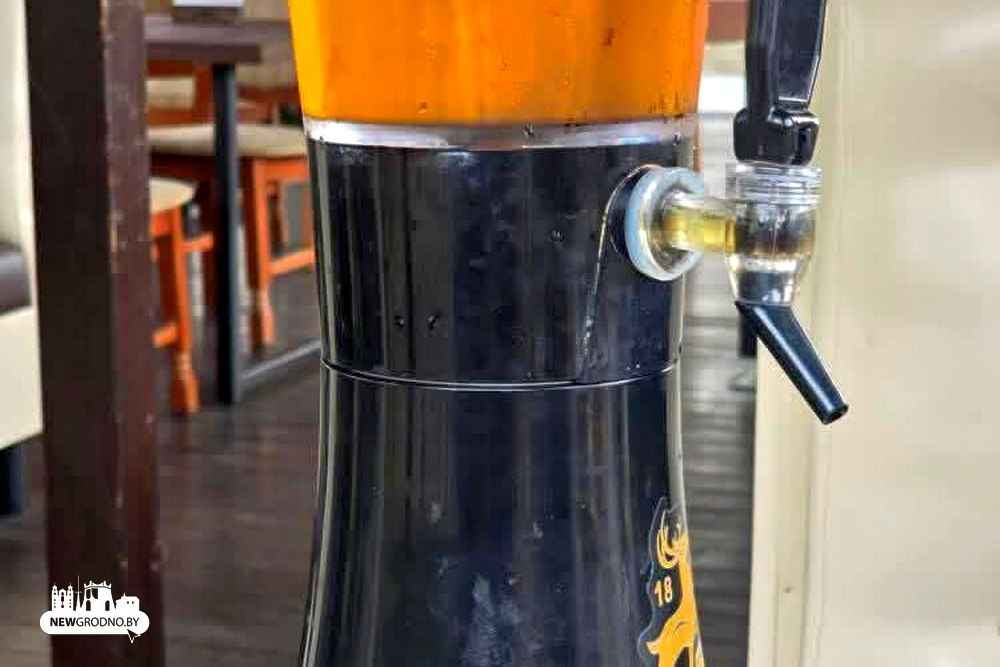 Белорусы пожаловались на пиво с личинками в одном из баров Гродно