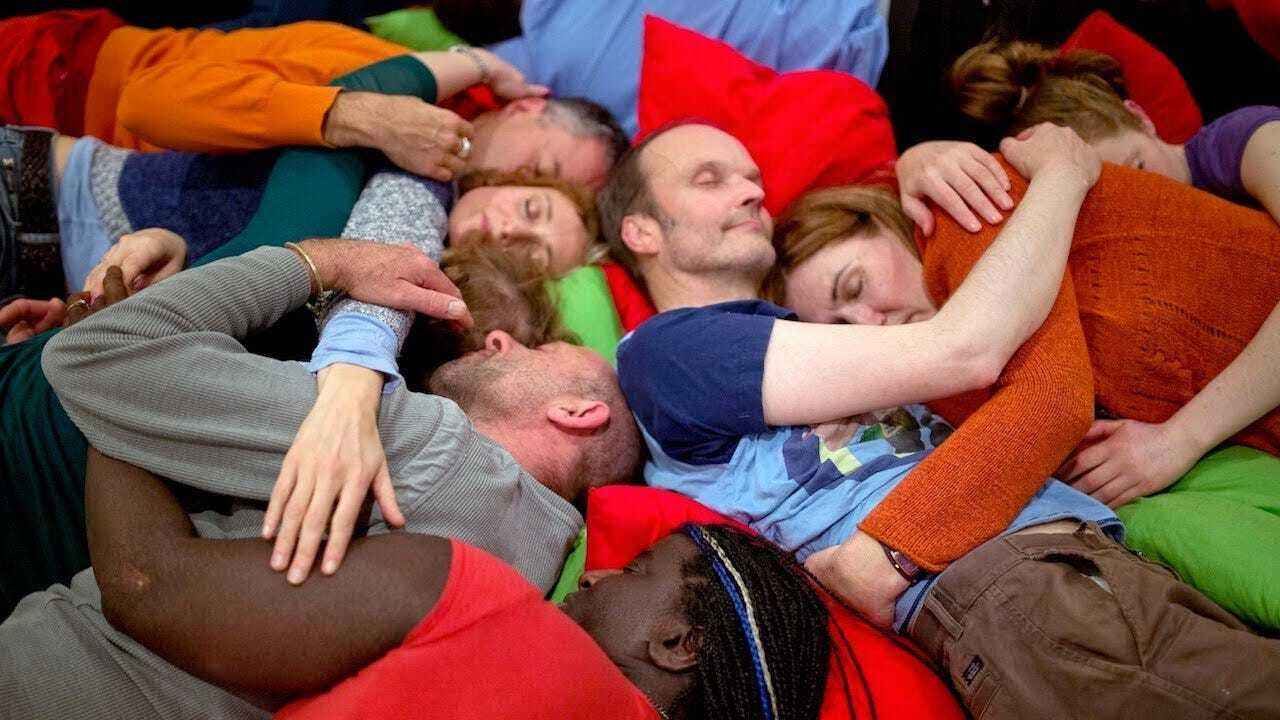 Суд оштрафовал жительницу Гомеля на 1050 рублей за организацию "обнимательных вечеринок"