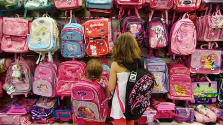 В Беларуси запретили продажу двух школьных рюкзаков с котиками