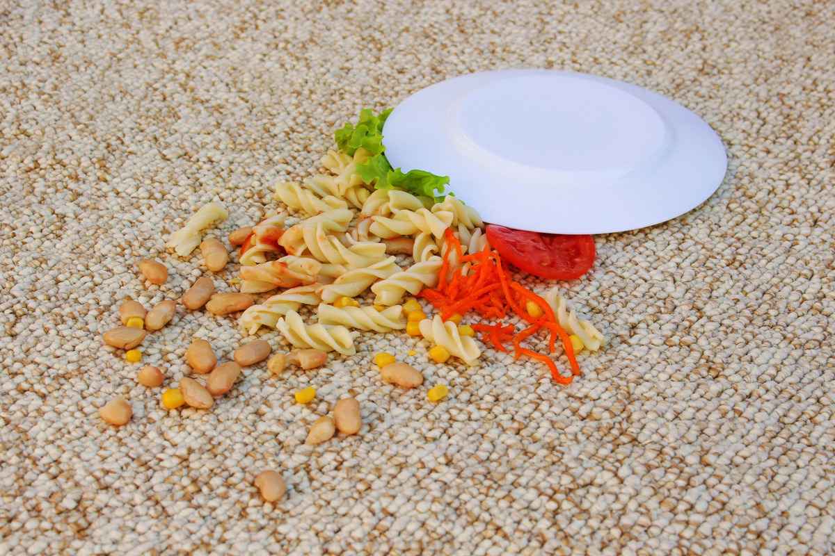 Работает ли «правило пяти секунд»? Диетолог пояснила, когда можно съесть упавшую на пол еду