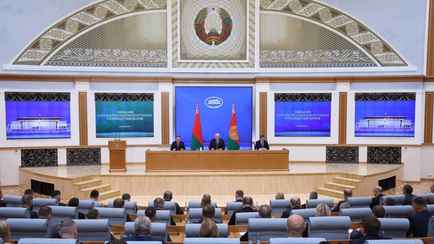 Лукашенко предложил наказывать глав банков, если у белорусов не будут принимать старые доллары