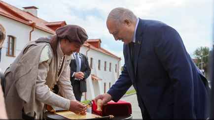 Лукашенко поручил чиновникам «просить и требовать» от минчан вкладывать «хоть небольшую копейку»