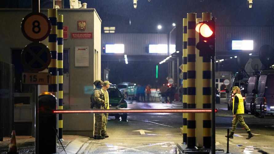 В очереди в Польшу после открытия границы с Беларусью скопилось больше 3 тыс. легковушек