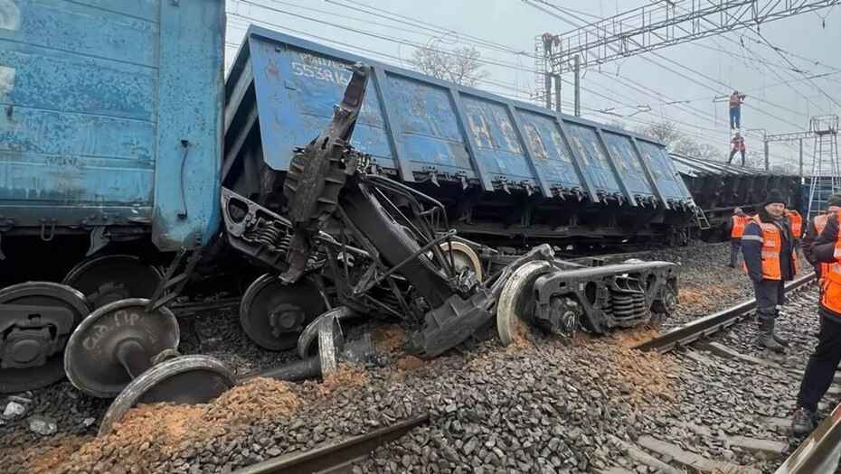 В РФ под Санкт-Петербургом произошло сразу три катастрофы: сошел с рельсов поезд и загорелся НПЗ