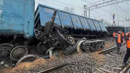 В РФ под Санкт-Петербургом произошло сразу три катастрофы: сошел с рельсов поезд и загорелся НПЗ