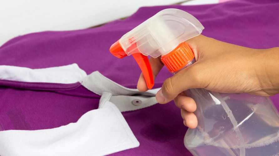 Забудьте про утюг. Этот домашний раствор разгладит даже льняную одежду