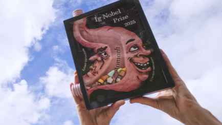 Корова-зебра, 35-летний ноготь и съедобный тефлон. В США вручили Шнобелевскую премию — 2025