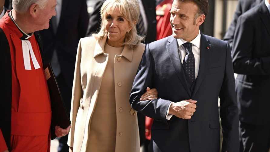 Макрон пообещал "научно" и с помощью фотографий доказать, что его жена - женщина