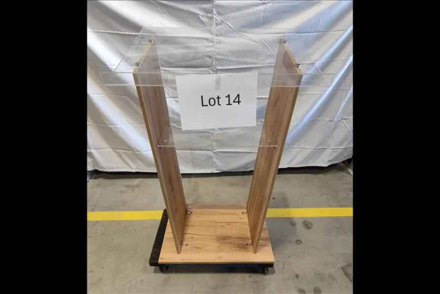 Посольство США в Беларуси устроило распродажу мебели от 20 рублей