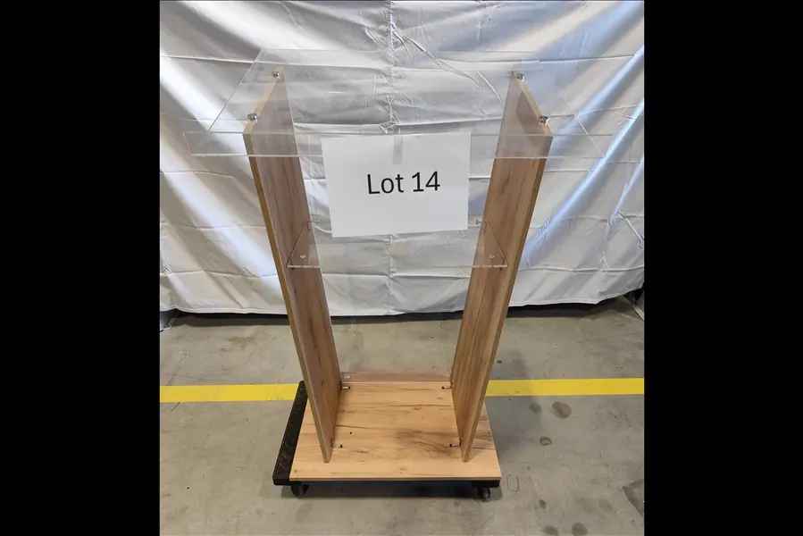 Посольство США в Беларуси устроило распродажу мебели от 20 рублей