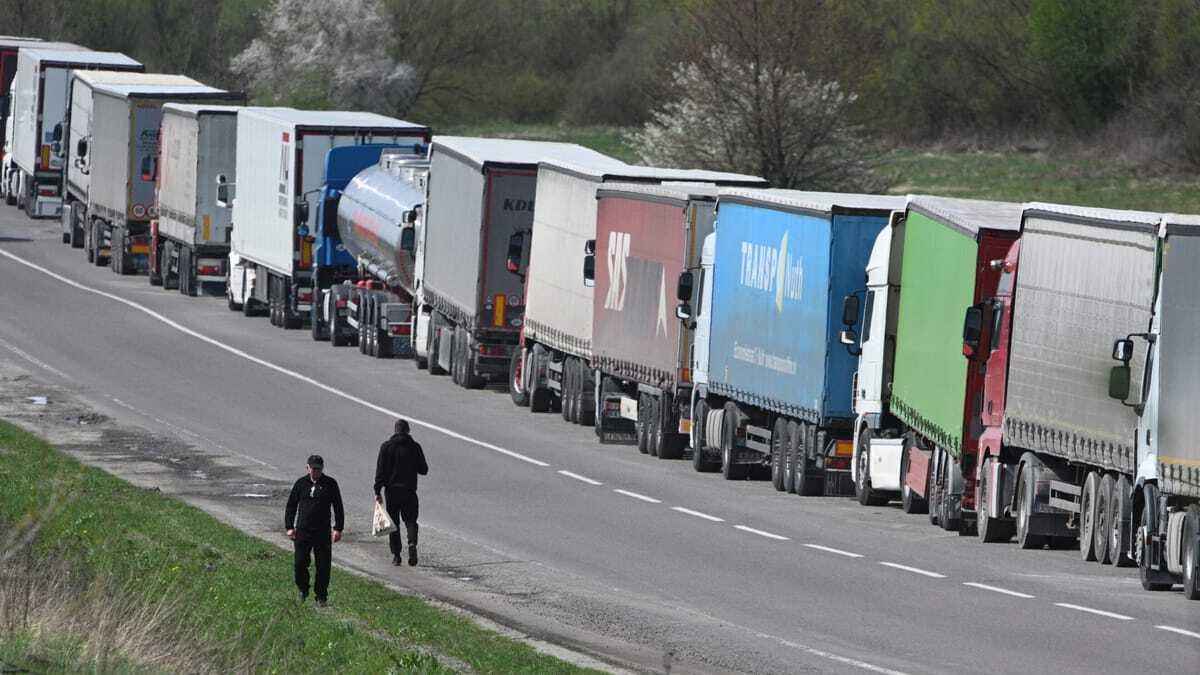 Прямо перед закрытием границы в Беларусь из Польши массово заехали сотни грузовиков