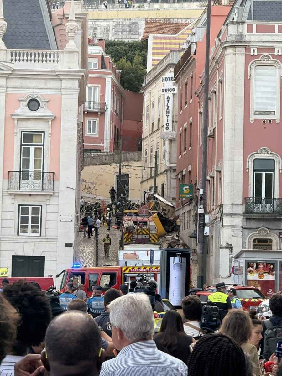 В Лиссабоне при крушении 140-летнего фуникулёра погибли 15 человек