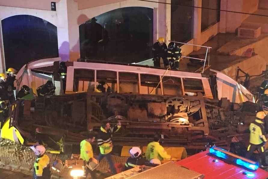 В Лиссабоне при крушении 140-летнего фуникулёра погибли 15 человек