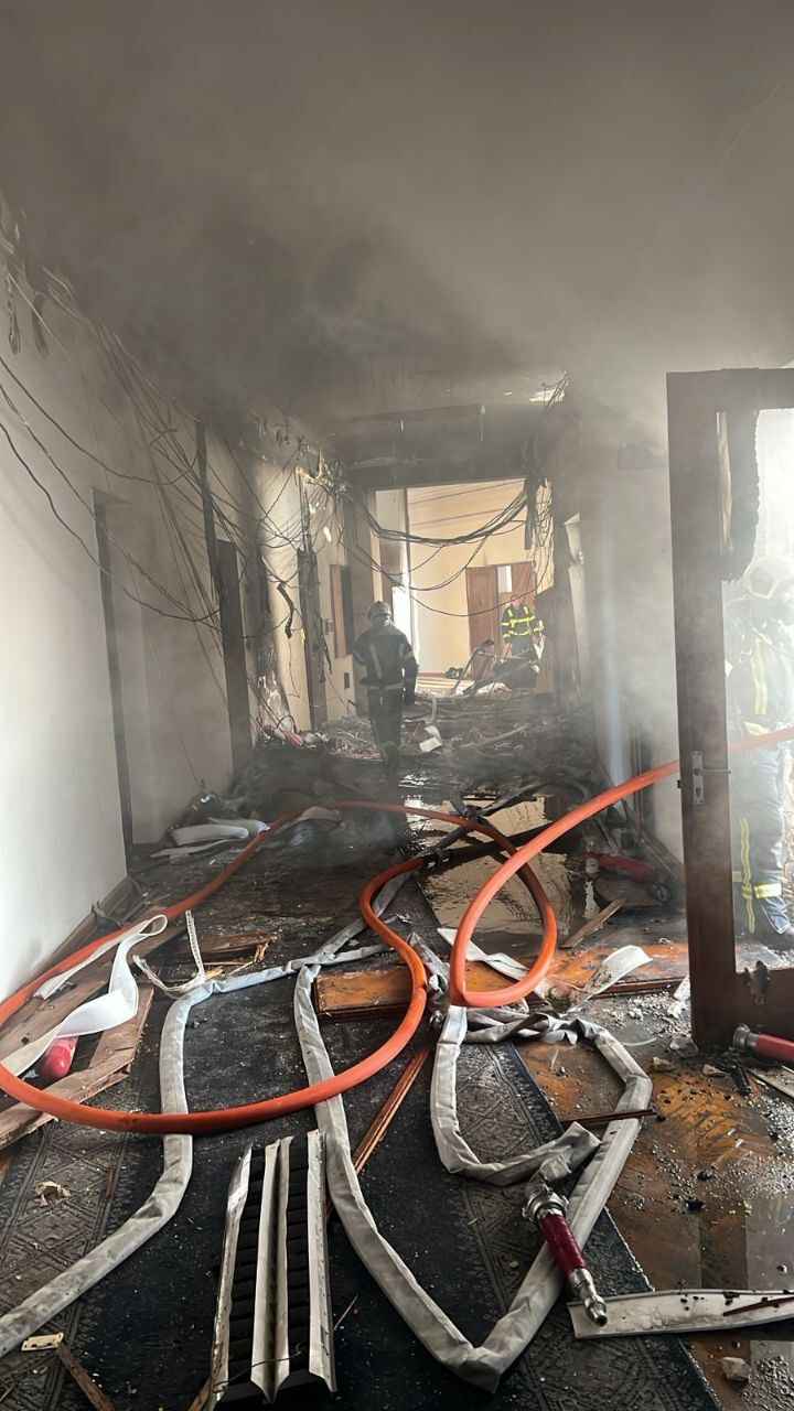 В Киеве после воздушного удара загорелось здание правительства