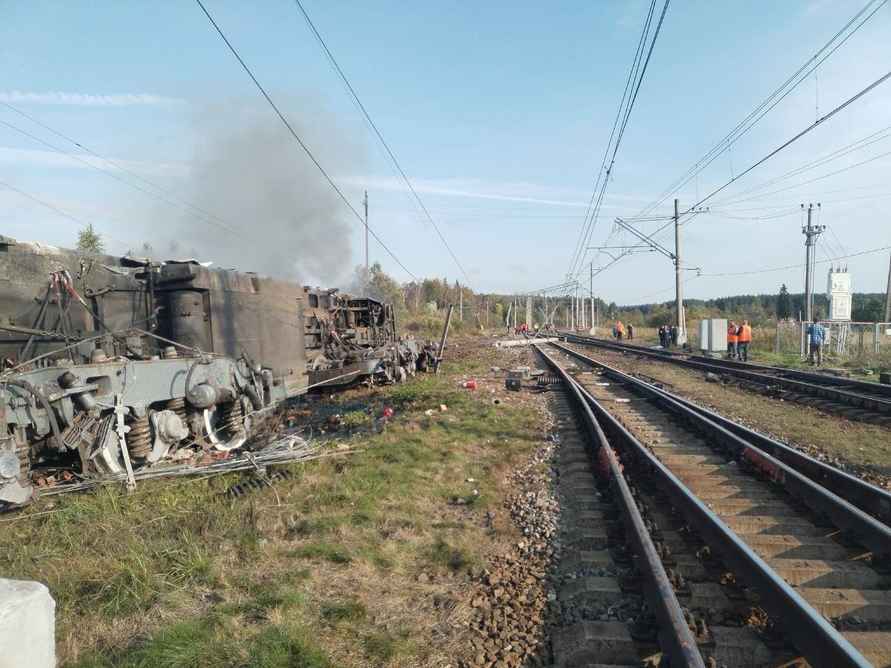 В РФ под Санкт-Петербургом произошло сразу три катастрофы сошел с рельсов поезд и загорелся НПЗ