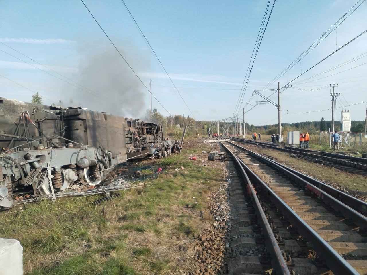 В РФ под Санкт-Петербургом произошло сразу три катастрофы сошел с рельсов поезд и загорелся НПЗ