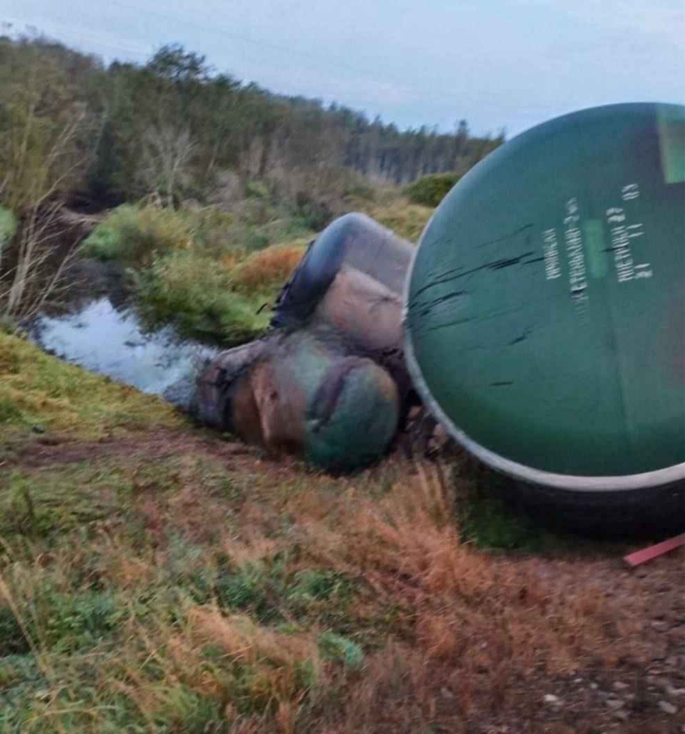 В РФ под Санкт-Петербургом произошло сразу три катастрофы сошел с рельсов поезд и загорелся НПЗ