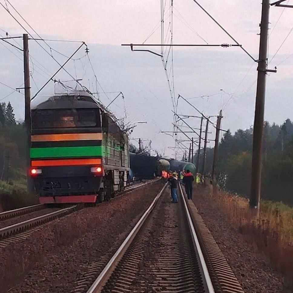В РФ под Санкт-Петербургом произошло сразу три катастрофы сошел с рельсов поезд и загорелся НПЗ
