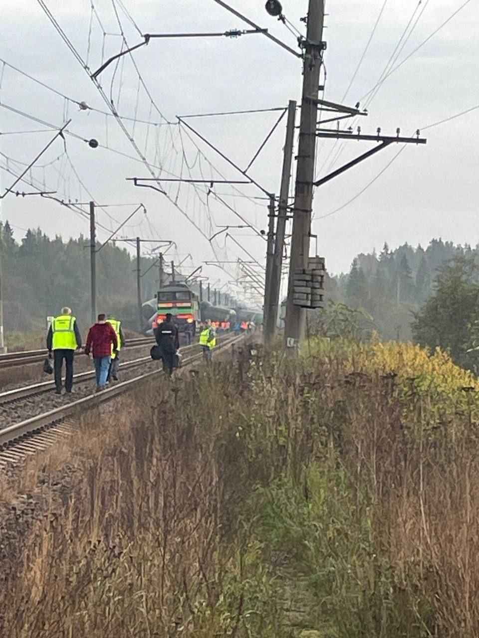 В РФ под Санкт-Петербургом произошло сразу три катастрофы сошел с рельсов поезд и загорелся НПЗ