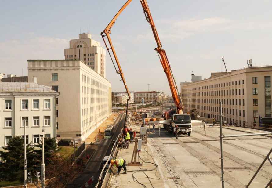 В центре Минске установили уникальную комбинированную часть моста