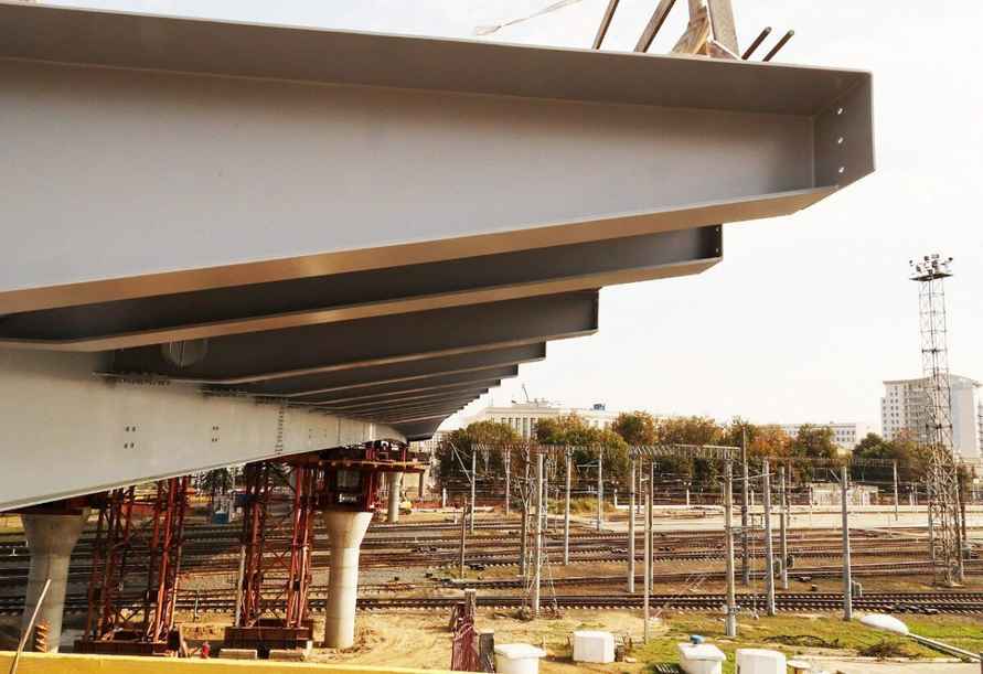 В центре Минске установили уникальную комбинированную часть моста