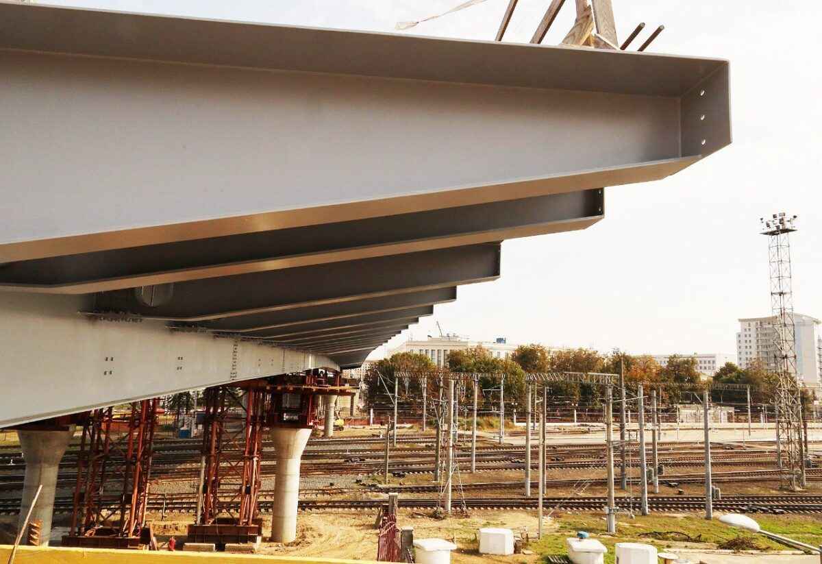 В центре Минске установили уникальную комбинированную часть моста