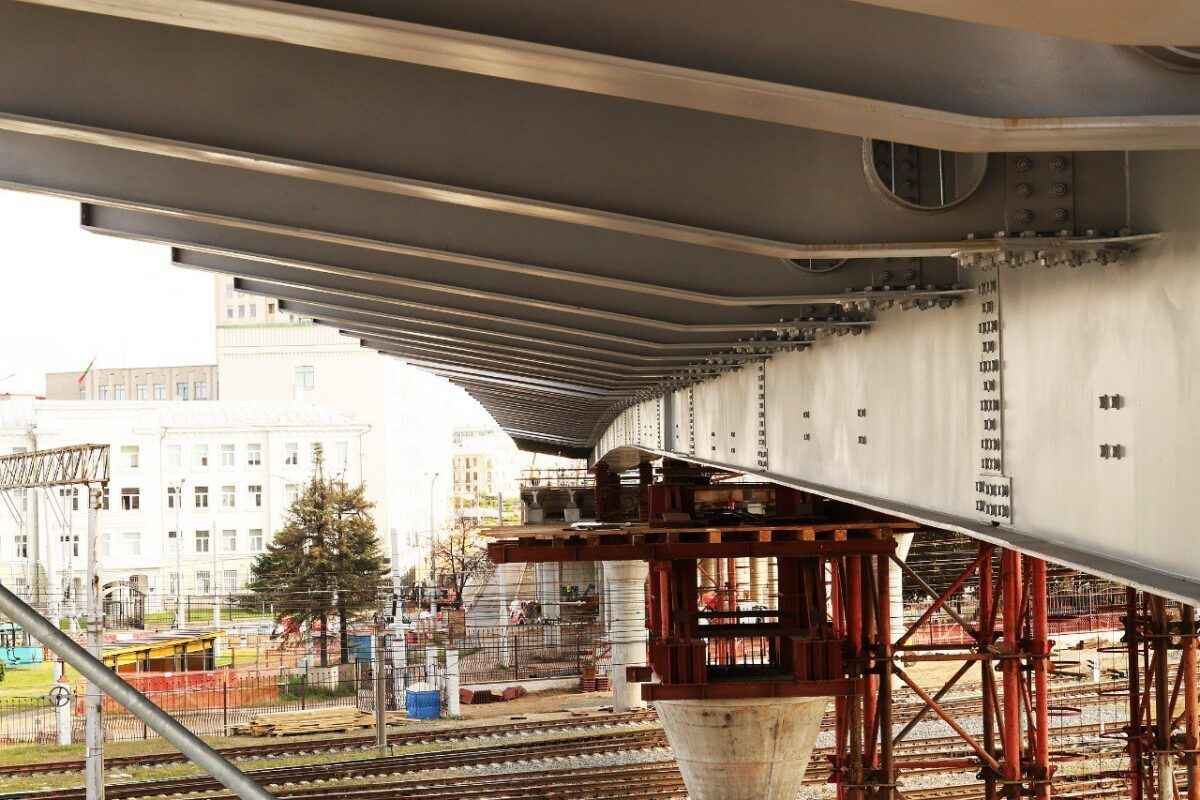 В центре Минске установили уникальную комбинированную часть моста