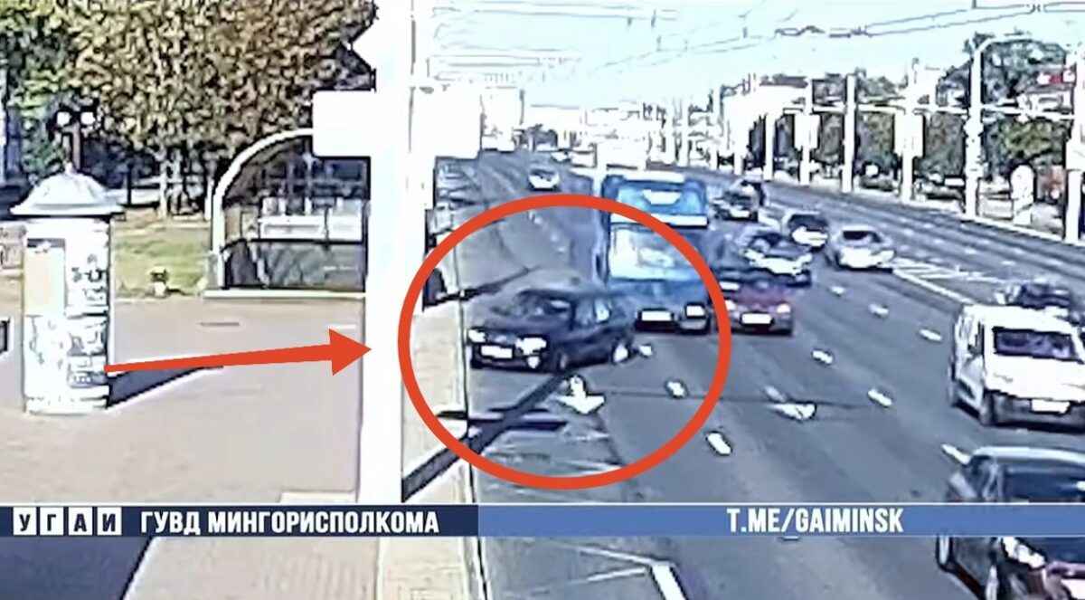 В Минске грузовик вытолкнул легковушку на остановку. Водитель рискнул семьёй, чтобы спасти людей